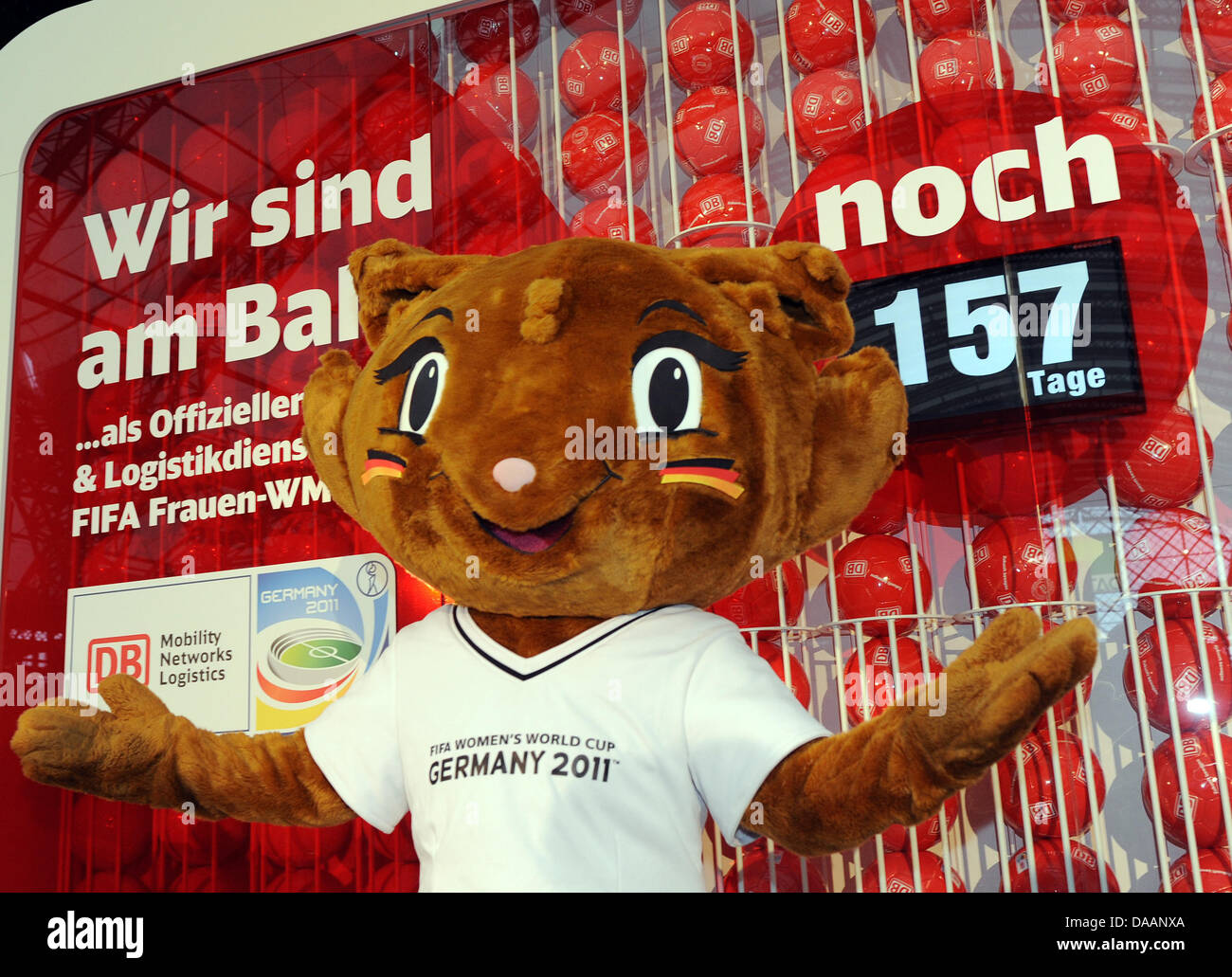 L'horloge pour le championnat du monde de football féminin, qui est prévue pour commencer le 26 juin 2011, est révélé à la gare principale de Leipzig, Allemagne, 20 janvier 2011. L'horloge est rempli de petits boules rouges dont chaque jour on déploie et maintient la possibilité de tickets gratuits pour l'événement. Dresde est prévu d'être l'hôte pour trois jeux de la pré-séries et un jeu o Banque D'Images