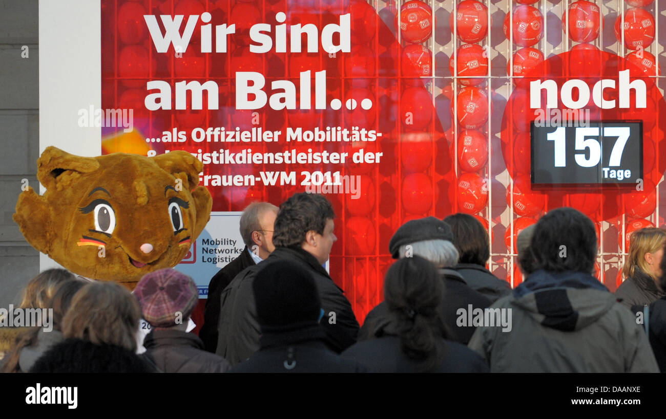 L'horloge pour le championnat du monde de football féminin, qui est prévue pour commencer le 26 juin 2011, est révélé à la gare principale de Leipzig, Allemagne, 20 janvier 2011. L'horloge est rempli de petits boules rouges dont chaque jour on déploie et maintient la possibilité de tickets gratuits pour l'événement. Dresde est prévu d'être l'hôte pour trois jeux de la pré-séries et un jeu o Banque D'Images