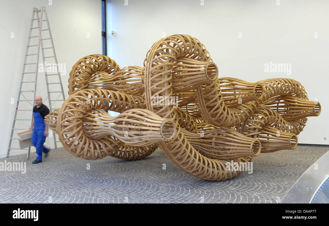 L'œuvre 'ce qui pourrait me faire sentir de cette façon' par Richard Deacon est exposée au Musée Sprengel de Hanovre, Allemagne, 20m janvier 2011. Le travail fait partie de la rétrospective de Richard Deacon. La partie manquante" Photo : Peter Steffen Banque D'Images