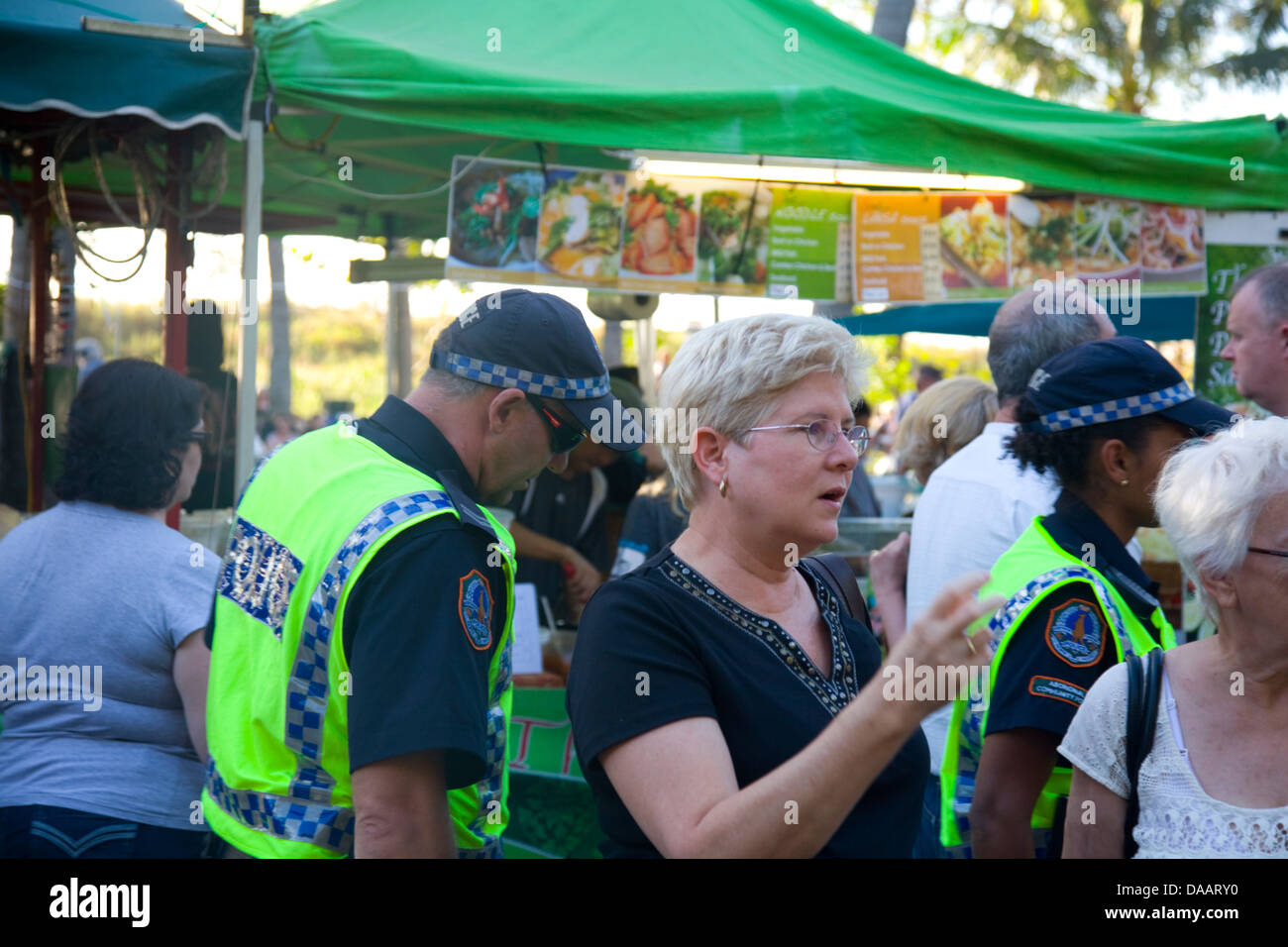 Mindil Beach Sunset Markets,Darwin,territoire du nord,Australie avec des policiers hommes et femmes en patrouille Banque D'Images