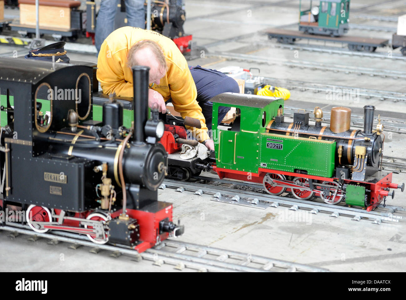 Un participant de la réunion à l'intérieur du moteur à vapeur 16 travaille avec son train à vapeur miniature jusqu'à Karlsruhe, Allemagne, 14 janvier 2011. Plus de 1000 modèles de moteurs à vapeur sont présentés du 14 au 16 janvier 2011. Photo : Uli Deck Banque D'Images