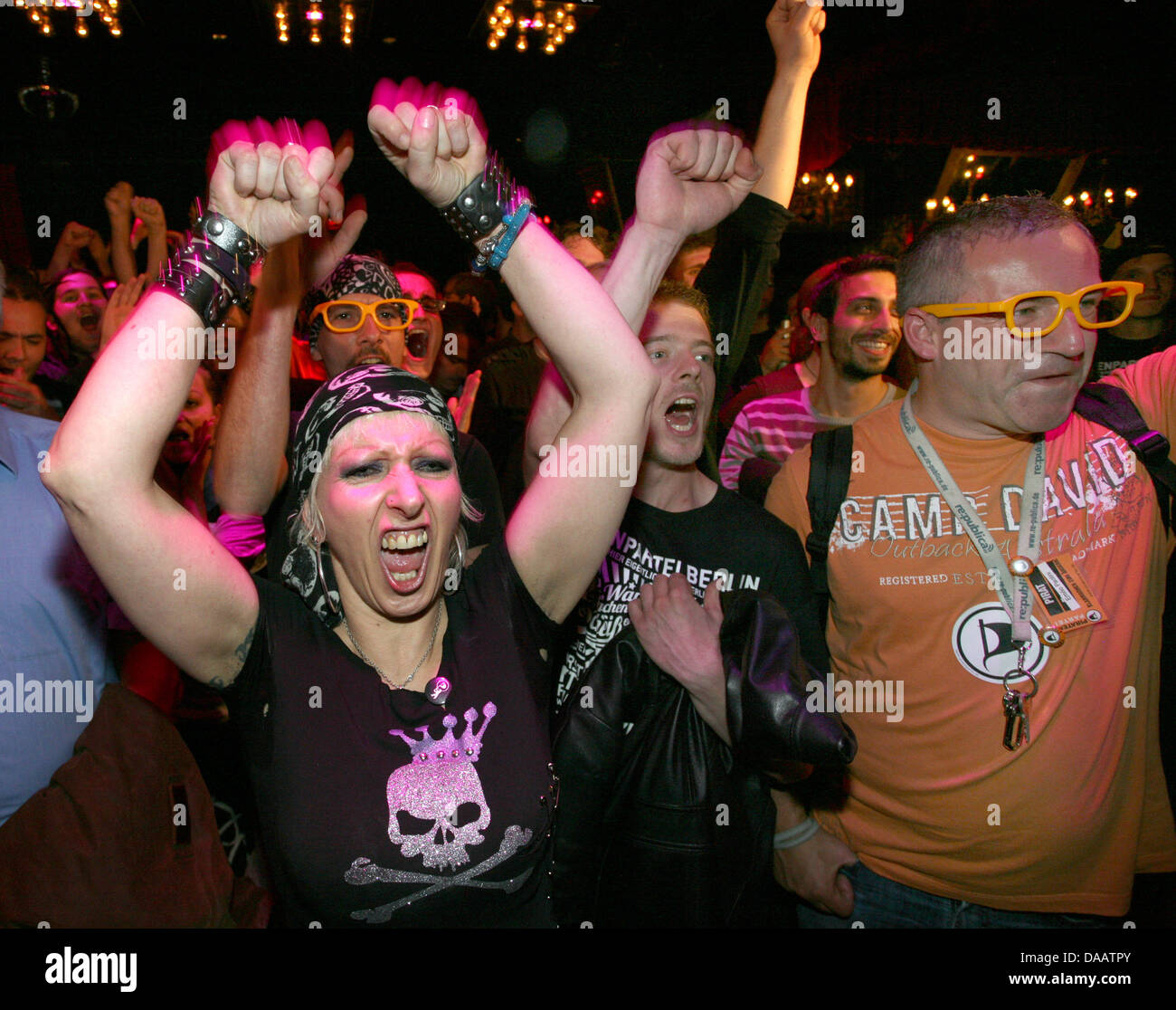 Les partisans du Parti Pirate à encourager l'élection partie après le premier ordinateur prédictions de l'élection pour le parlement de l'état à Berlin, Allemagne, 18 septembre 2011. Selon les prévisions, le parti a reçu huit pour cent de la voix et de celui-ci ont été élus dans un parlement d'un état fédéral pour la première fois. Photo : Stephanie Pilick Banque D'Images