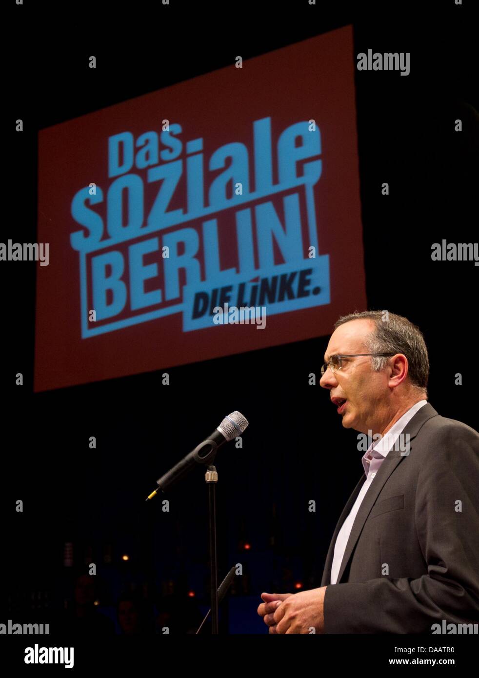 Le premier candidat du parti de gauche, le sénateur de l'économie, de la technologie et des questions féminines Harald Wolf, s'adresse à vous de l'élection partie après les votes pour le parlement de l'état à Berlin à Kosmos à Berlin, Allemagne, 18 septembre 2011. 2,47 millions de citoyens ont été appelés à voter à Berlin. Photo : Jens Wolf Banque D'Images