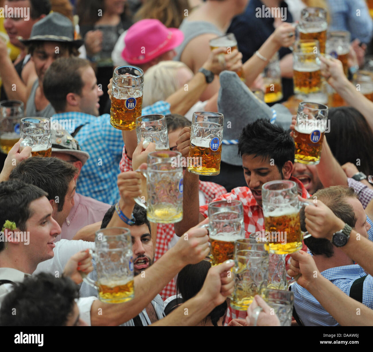 Les visiteurs de l'Oktoberfest 2011 clink leurs lunettes à Munich, Allemagne, 17 septembre 2011. Photo : Marc Mueller Banque D'Images