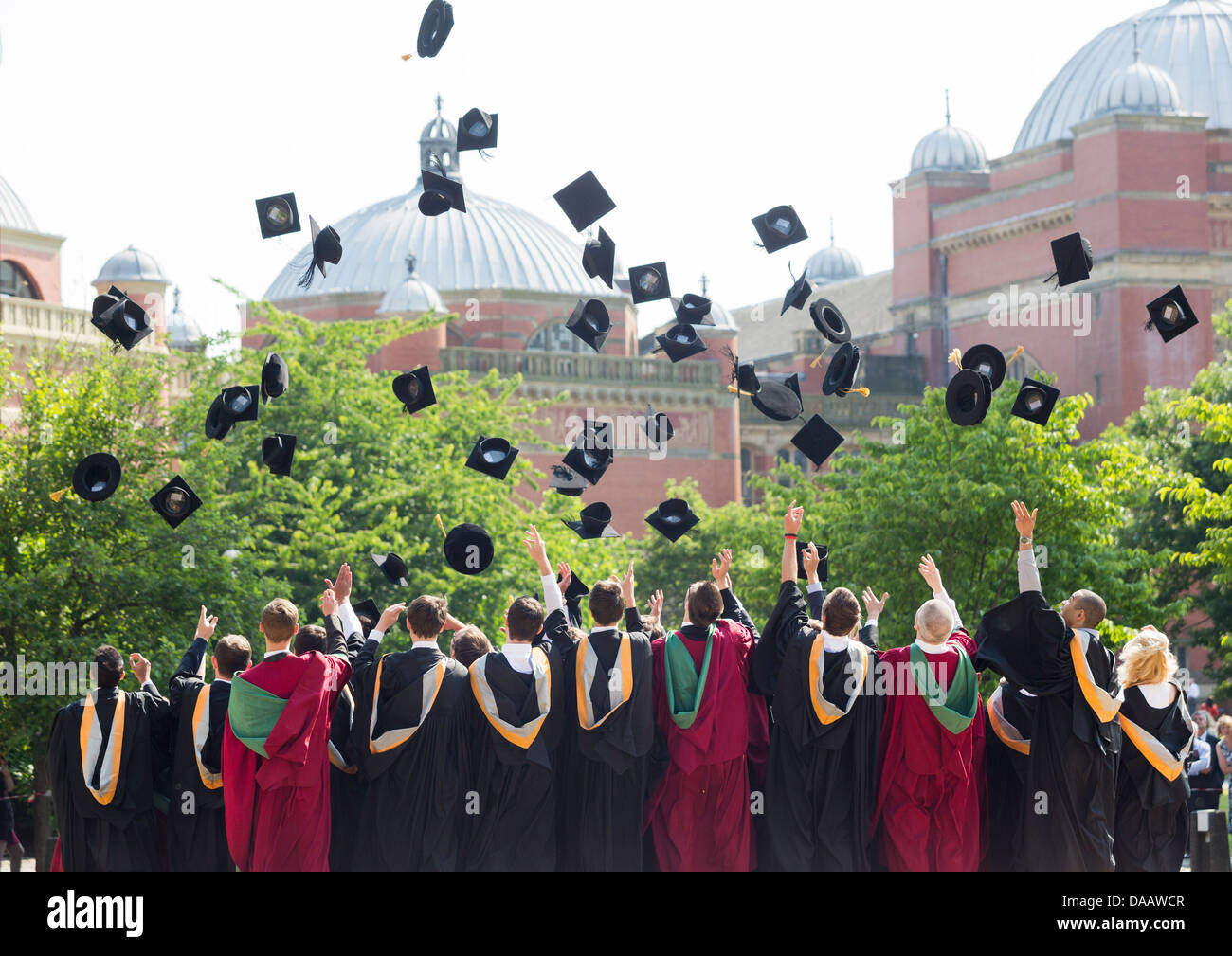 Diplômés jettent leurs casquettes en l'air, à l'Université de Birmingham, Royaume-Uni, après la cérémonie de remise de diplômes. Banque D'Images