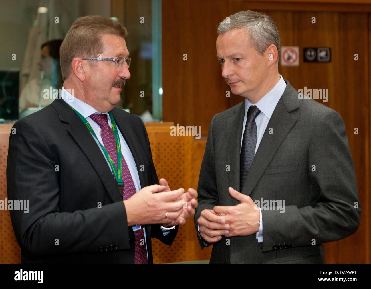 C3758 Thierry Monasse Permanent Allemand Secrétaire d'Etat au Ministère fédéral de l'alimentation, de l'Agriculture et de la protection des consommateurs Robert Kloos (L) parle avec le Ministre français de l'Agriculture, d'alimentation, de la pêche, les zones rurales, et le développement régional, Bruno Le Maire (R) avant le début de l'Agriculture, du Conseil des ministres de l'UE le 20 septembre, 2011, à Bruxelles. Photo Thierry Mon Banque D'Images