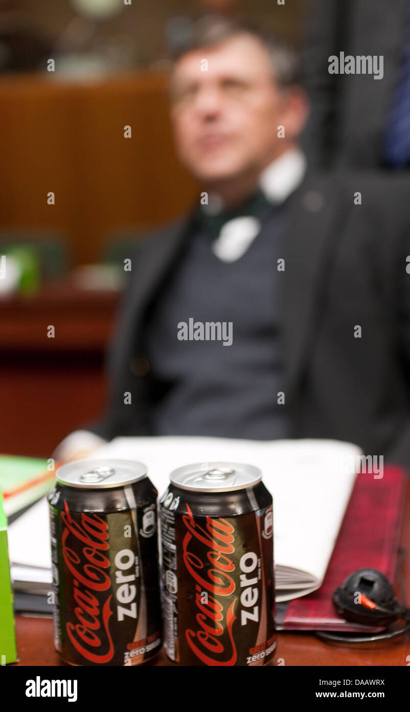 Mais c'est étrange, personne ne vient ici avec des marques comme Coca Cola (ici) dans la chambre ! C3758 Thierry Monasse Czech nation du ministre des Affaires européennes Juraj Chmiel attend avant le début de l'Agriculture, du Conseil des ministres de l'UE le 20 septembre 2011, à Bruxelles. Thierry Monasse Photo Banque D'Images