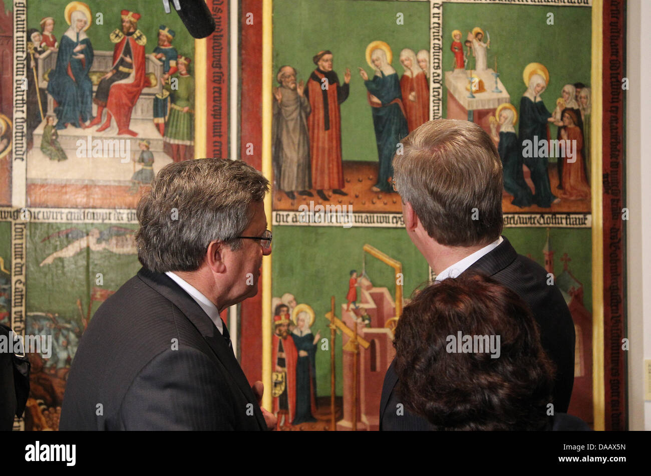 Le Président allemand Christian Wulff (R) et le président polonais Bronislaw Komorowski voir un morceau du triptyque de la Légende de sainte Hedwige de Silésie autour de 1440 à du Martin-Gropius-Bau à Berlin, Allemagne, 21 septembre 2011. Les politiciens a ouvert l'exposition 'Pologne - Allemagne 1 000 ans d'art et d'histoire", qui se déroule du 23 septembre 2011 jusqu'au 09 janvier 2012. Photo : WOLFG Banque D'Images