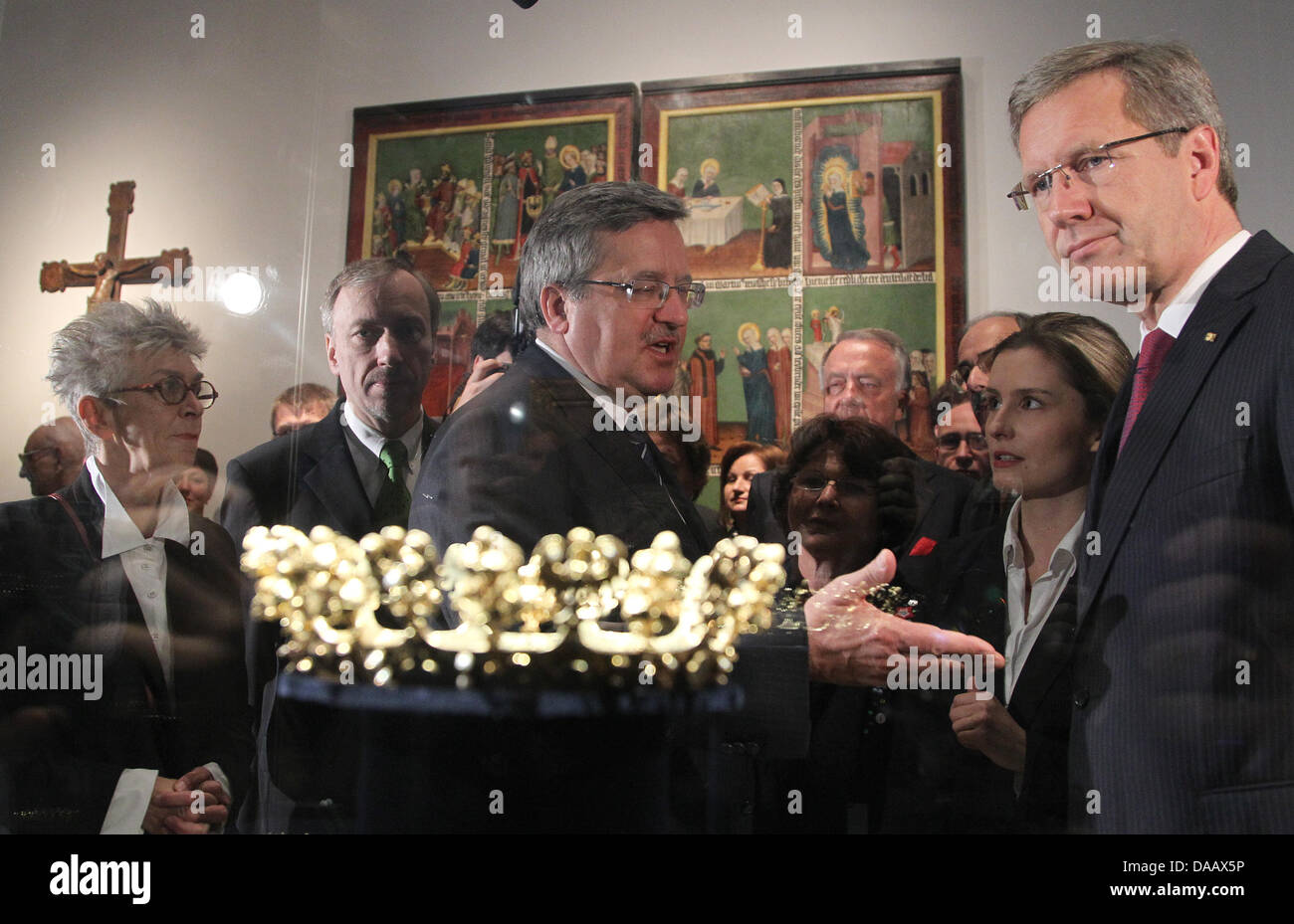 Le Président allemand Christian Wulff (R) et le président polonais Bronislaw Komorowski (C) afficher une icône af une femme du 14e siècle à l'intérieur du Martin-Gropius-Bau à Berlin, Allemagne, 21 septembre 2011. Dans l'arrière-plan, une pièce du triptyque de la Légende de sainte Hedwige de Silésie autour de 1440 est vu. Les politiciens a ouvert l'exposition 'Pologne - Allemagne 1 000 ans d'art un Banque D'Images