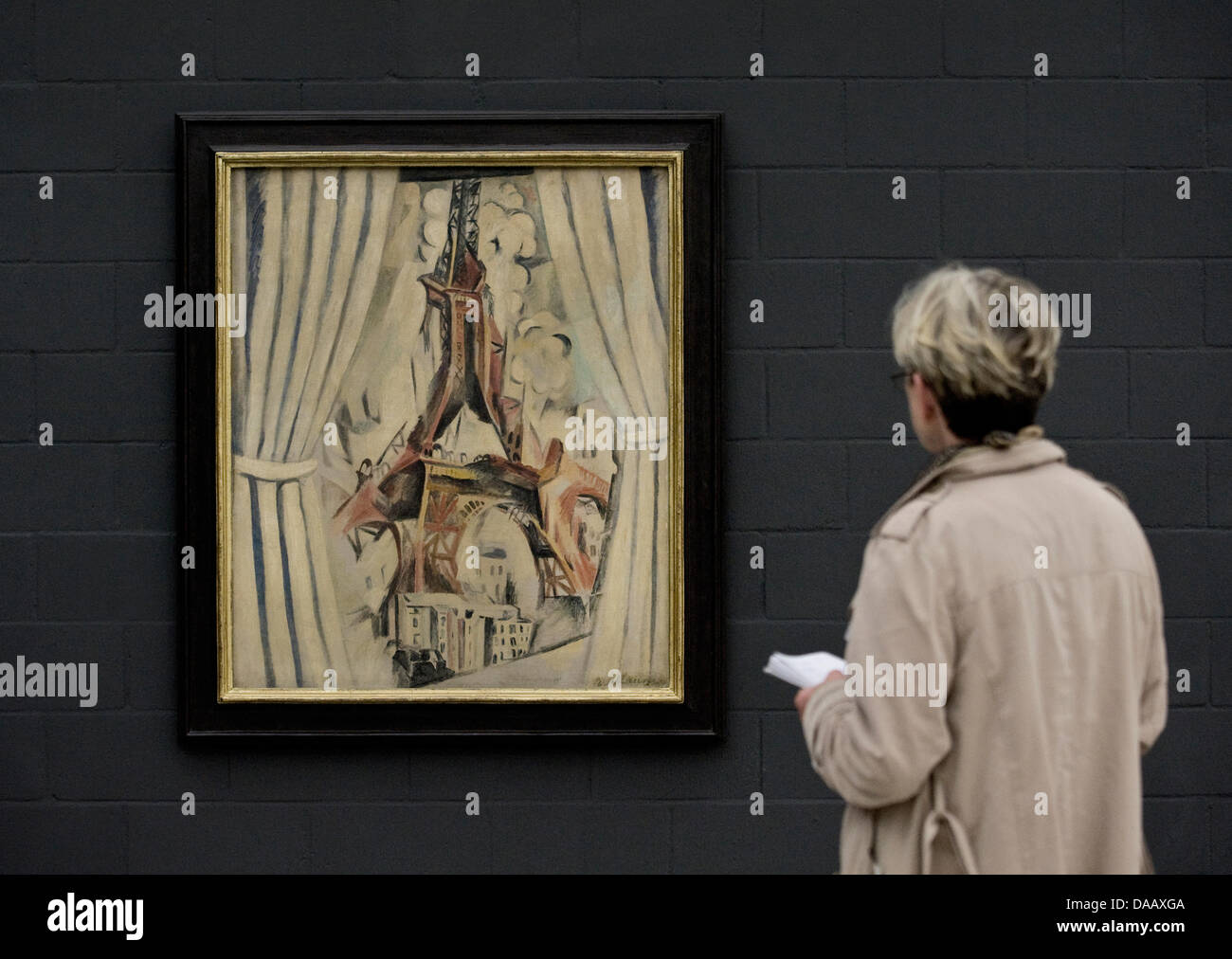 Un professionnel du commerce de l'art féminin examine l'exposition "La tour aux rideaux' par artiist français Robert Delaunay à l'Lehmbruck-Museum à Duisburg, Allemagne, 19 septembre 2011. L'exposition intitulée 'honoraire 100 Jahre Lehmbrucks Kniende - Paris 1911' (100 ans de la femme agenouillée Lehmbruck - Paris 1911), célèbre le 100e anniversaire de Wilhelm Lehmbruck's 'avant-garde à genoux Banque D'Images