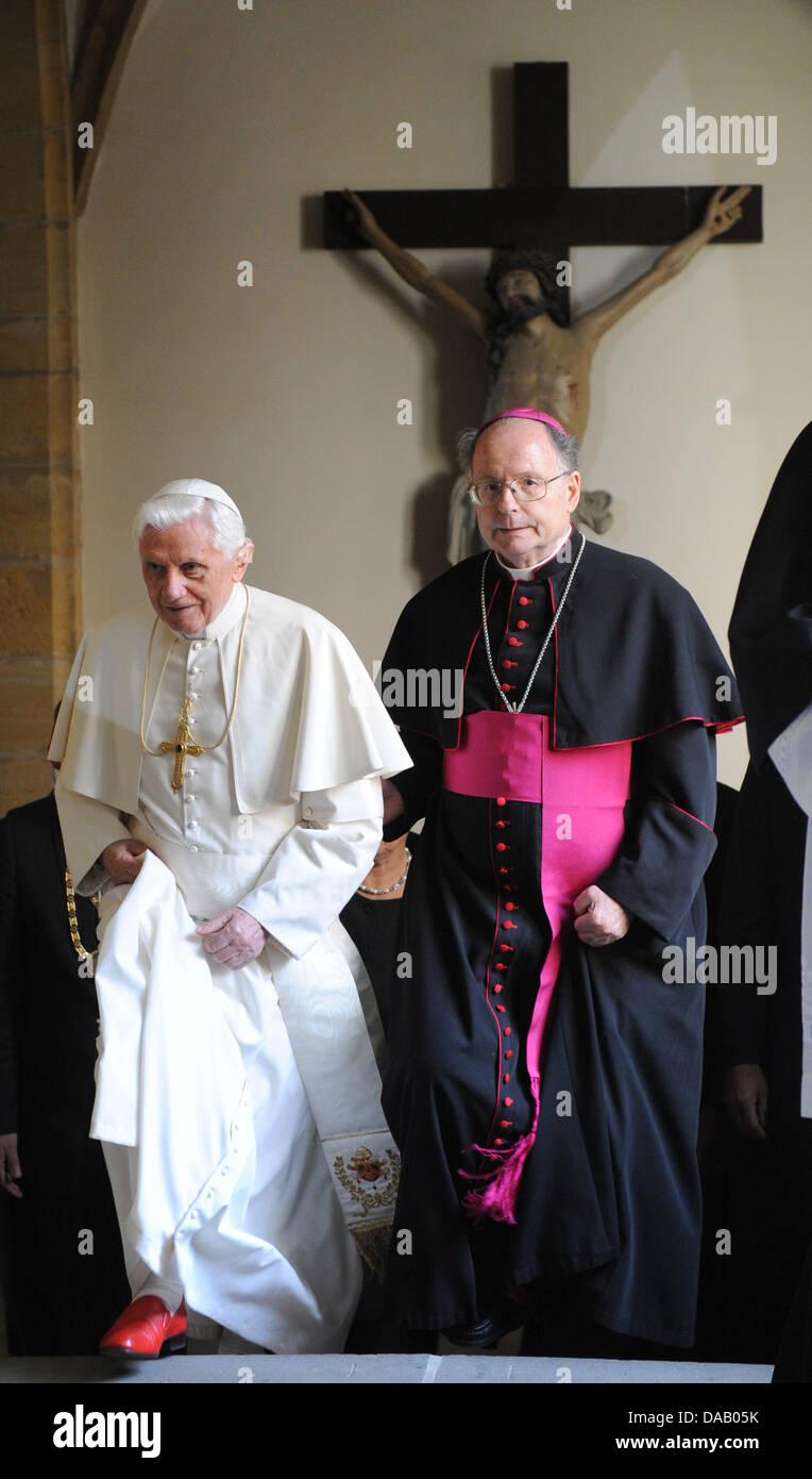 Le pape Benoît XVI (L) visite de la cathédrale d'Erfurt Erfurt avec l'Évêque Joachim Wanke à Erfurt, Allemagne, 23 septembre 2011. Le chef de l'Église catholique romaine est en visite en Allemagne du 22 au 25 septembre 2011. Foto : Marcus Brandt dpa/tht  + + +(c) afp - Bildfunk + + + Banque D'Images