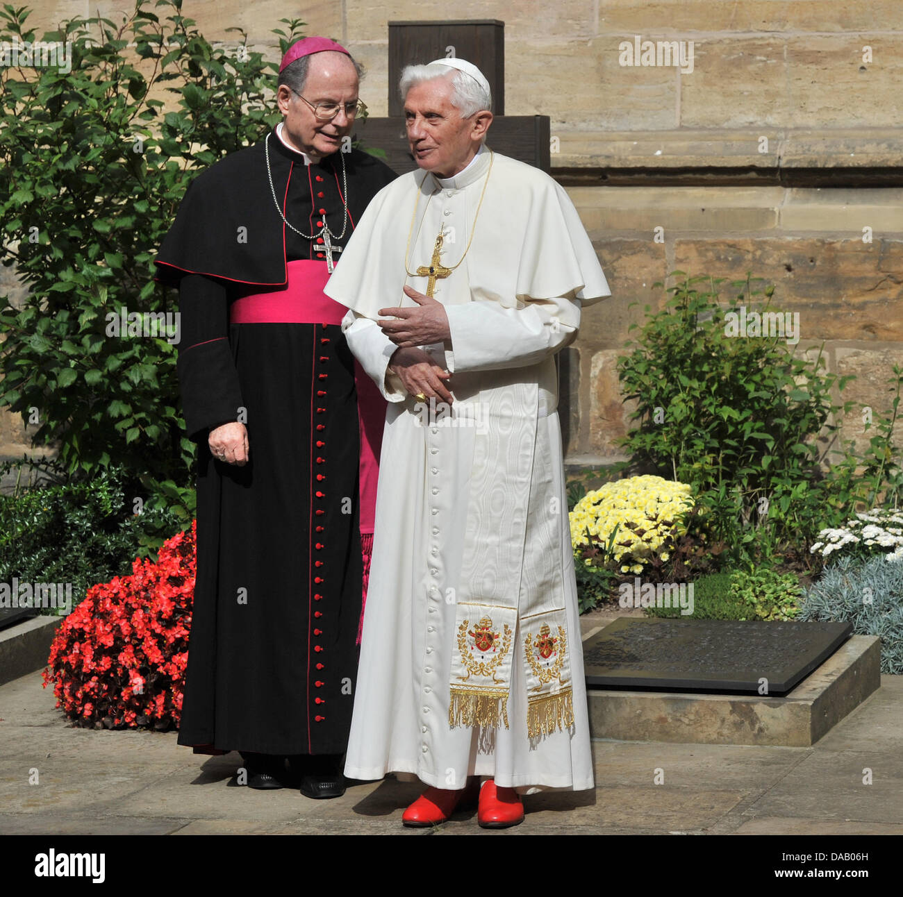 Le pape Benoît XVI et l'évêque du diocèse d'Erfurt, Joachim Wanke, visiter le tombeau de l'évêque Hugo Aufderbeck à Erfurt Cathedral à Erfurt, Allemagne, 23 septembre 2011. Foto : Hendrik Schmidt dpa/tht  + + +(c) afp - Bildfunk + + + Banque D'Images