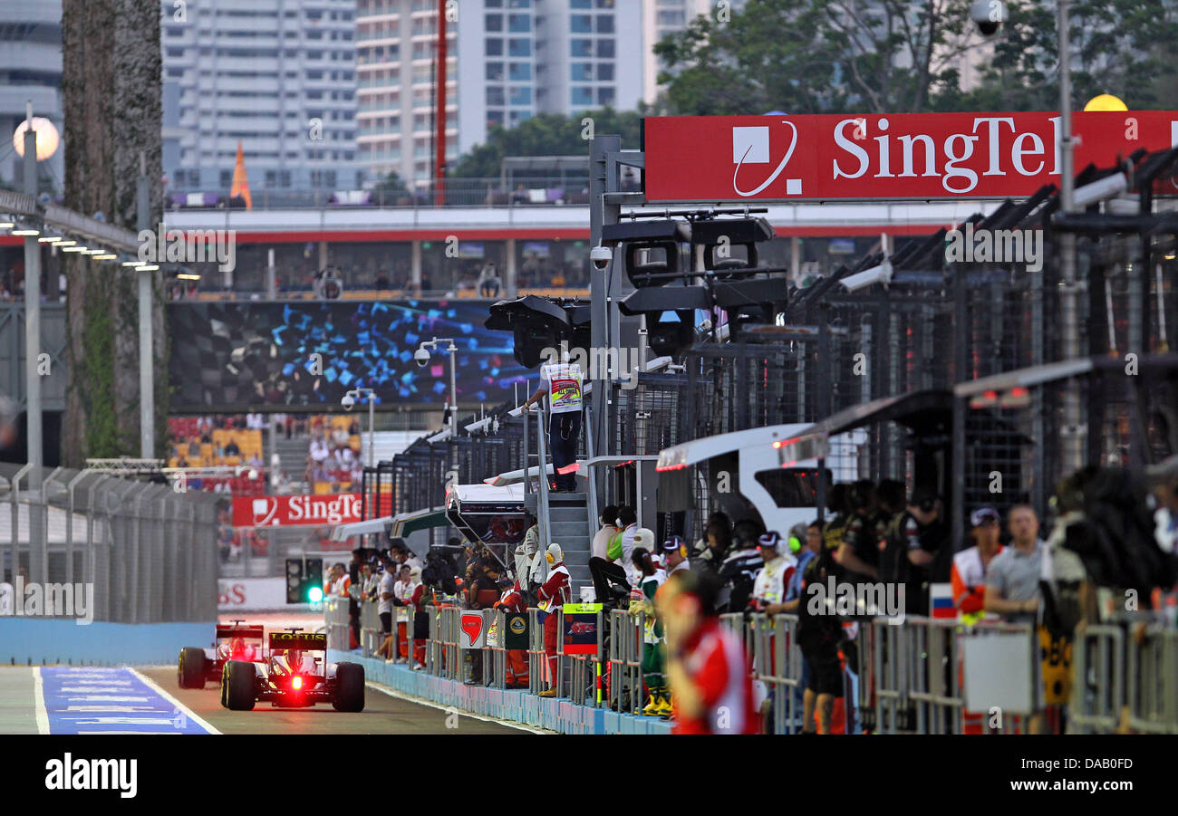 Deux pilotes de F1 piloter leurs voitures au cours de la première session de la pratique par la voie des stands à la piste de course Marina-Bay Street-Circuit-, Singapour, 23 septembre 2011. Le Grand Prix de Formule 1 de Singapour aura lieu le 25 septembre 2011. Photo : Jan Woitas dpa  + + +(c) afp - Bildfunk + + + Banque D'Images
