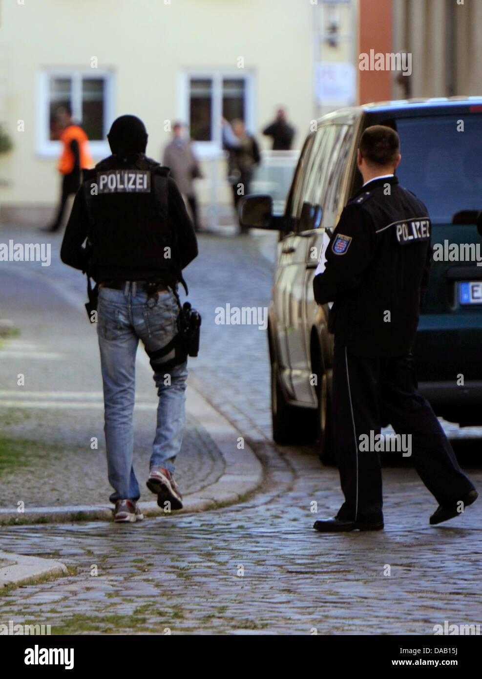 Fixation de la police entrée d'un bâtiment d'où des coups de feu ont été tirés sur les agents de sécurité peu avant le Pape Benoît XVI a commencé à dire la messe dans l'est de la ville allemande d'Erfurt le Samedi, 24 septembre 2011. Le chef de l'Église catholique romaine est en visite en Allemagne du 22 au 25 septembre 2011. Foto : Soeren Stache dpa/tht  + + +(c) afp - Bildfunk + + + Banque D'Images