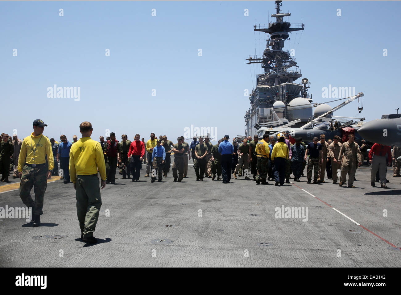 Marins et soldats mener un débris de corps étrangers (FOD) walkdown à bord du navire d'assaut amphibie USS Kearsarge (DG 3). Ke Banque D'Images