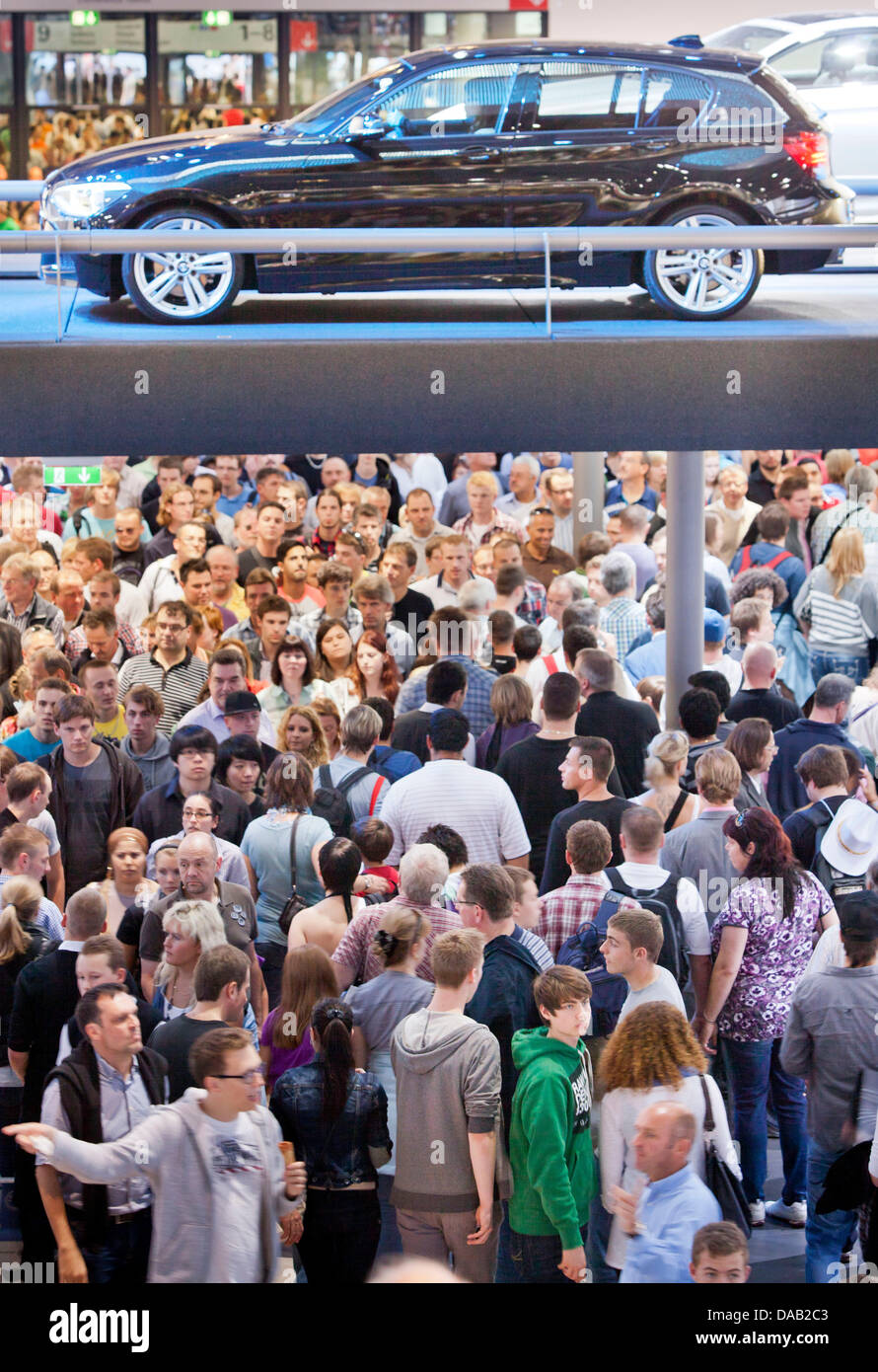 La BMW hall est encombrée de visiteurs au salon de Francfort (IAA) à Francfort-sur-Main, Allemagne 24 septembre 2011. Selon l'Association de l'industrie automobile allemande (VDA), l'AAI a eu beaucoup plus de visiteurs que prévu. Photo : FRANK RUMPENHORST Banque D'Images
