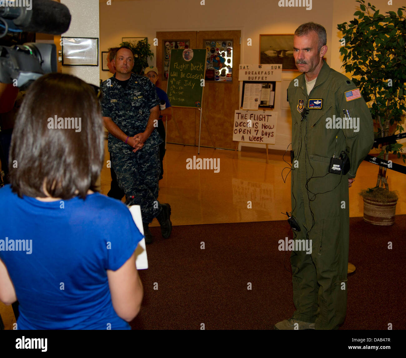 MESA, Arizona -- Le Lieutenant-colonel de l'US Air Force Luke Thompson, un pilote avec la 302e Airlift Wing, U.S. Air Force Reserve Command, parle Banque D'Images