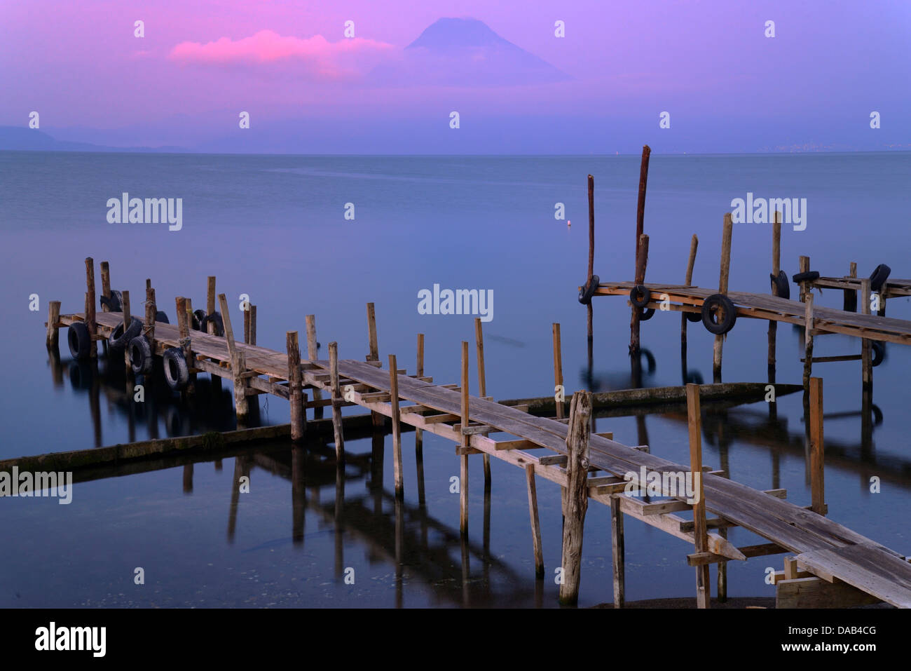 L'Amérique centrale, le Guatemala, le Lago de Atitlan, Panajachel, lac Atitlan, Pier, rim, volcan, d'incendie, du paysage, de la jetée, Solola, Banque D'Images