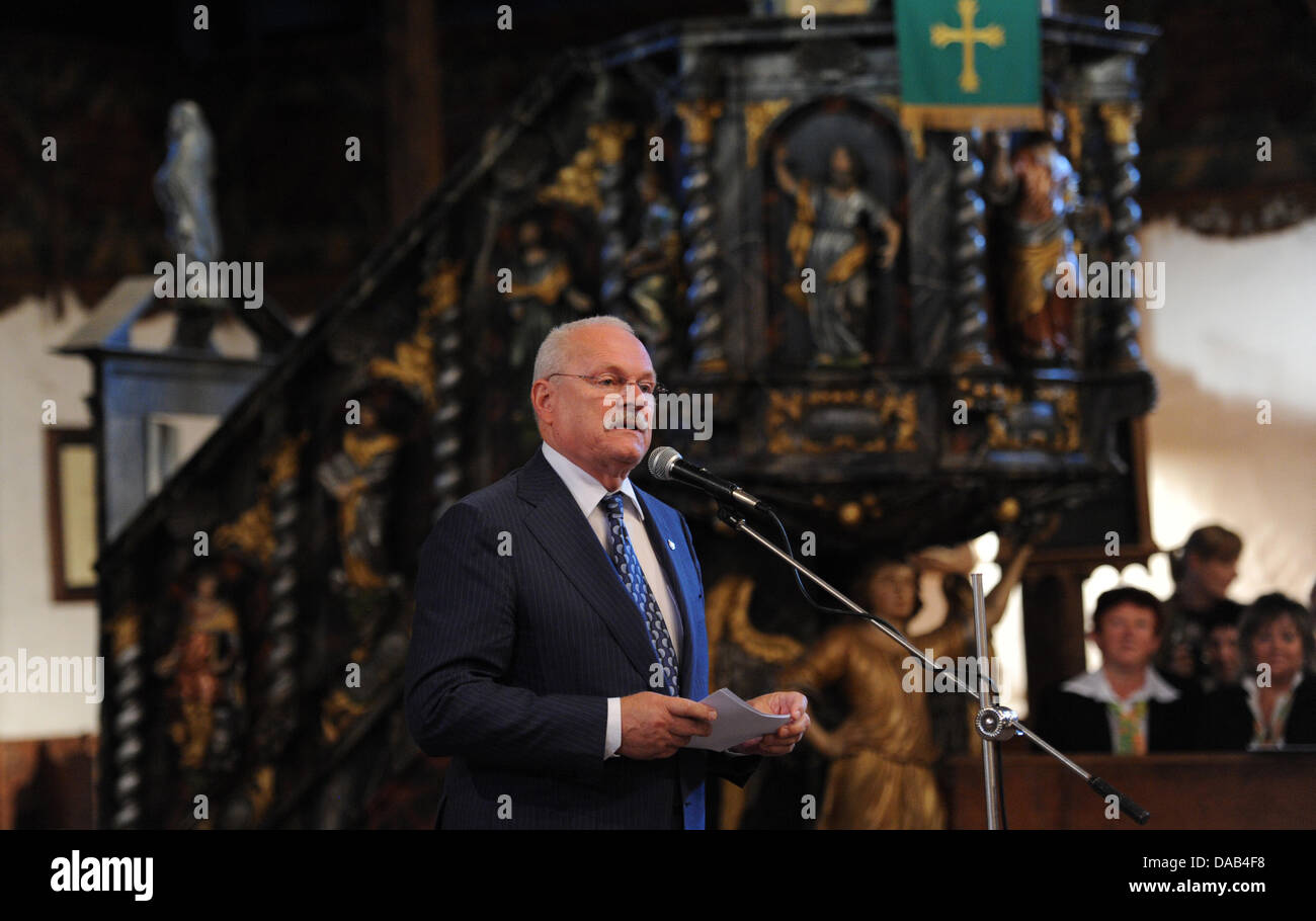 Le président slovaque Ivan Gasparovic parle aux Allemands des Carpates dans une église en bois des Carpates protestante dans Kezmorak, Slovaquie, 27 septembre 2011. Wulff a l'intention de rencontrer des politiciens et des entrepreneurs au cours de sa visite de deux jours. Photo : RAINER JENSEN Banque D'Images