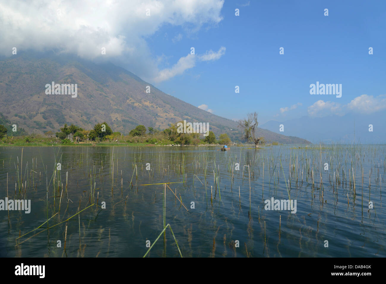 L'Amérique centrale, le Guatemala, le Lago de Atitlan,, lac, Santiago, voile, bateau, pêcheur, indien, maya, native, Mundo Maya, volcan, Banque D'Images