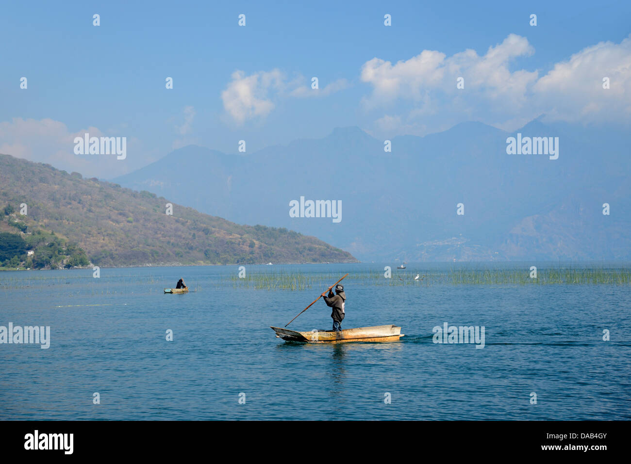 L'Amérique centrale, le Guatemala, le Lago de Atitlan,, lac, Santiago, pêcheur, bateau, indien, maya, native, Mundo Maya, montagnes, rim Banque D'Images