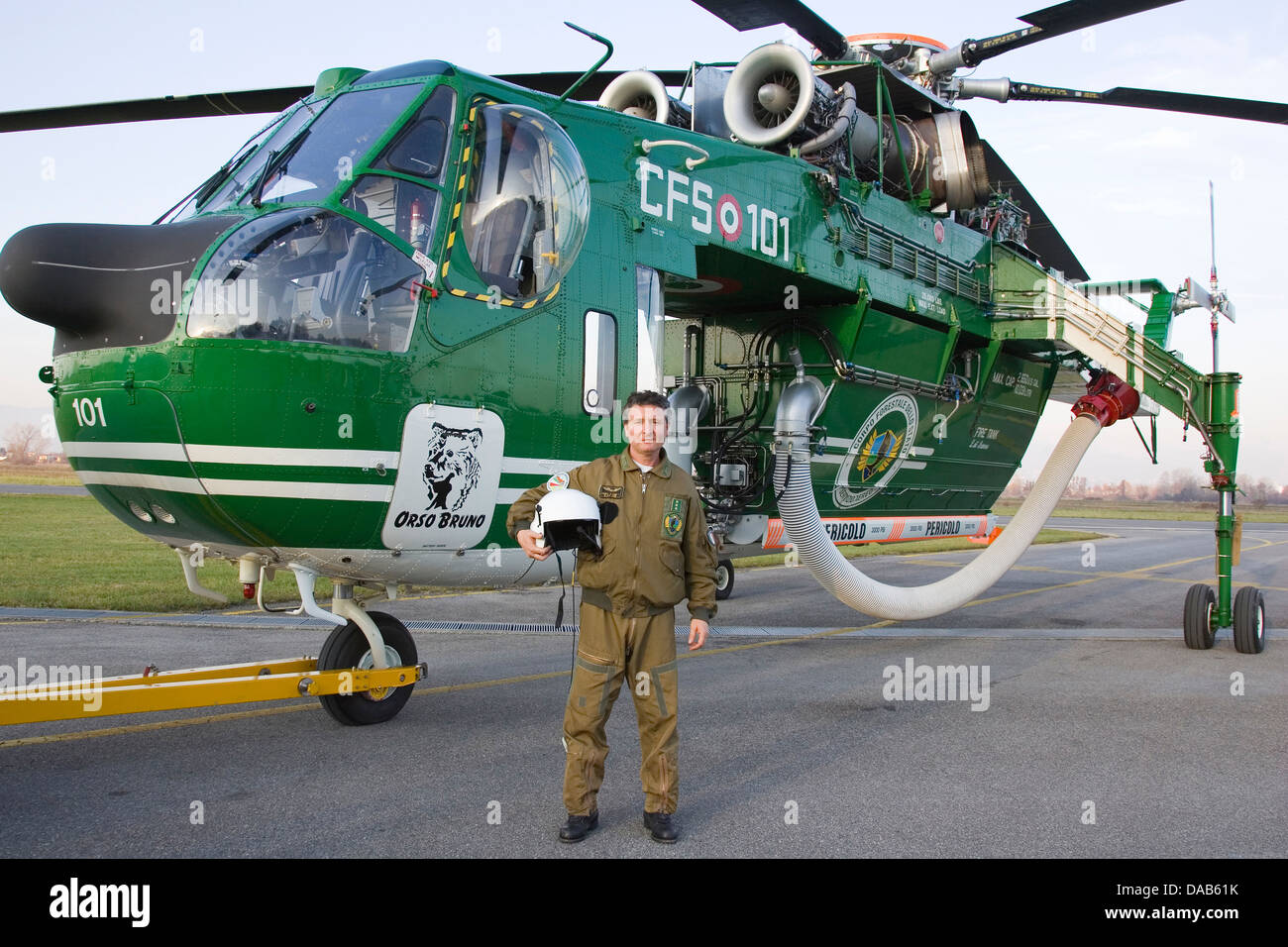 L'Europe, Italie, Toscane, Lucca, aéroport de Tassignano, hélicoptère-grue aérienne Erickson S-64, ministère des forêts, pilote italien Banque D'Images