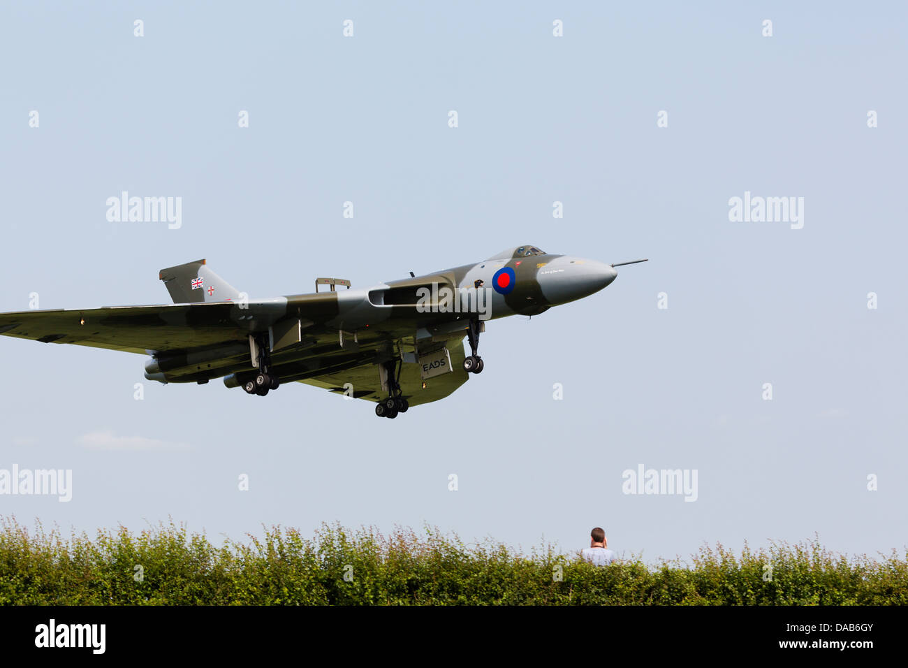 Avro Vulcan XH558 de l'vulcantothesky.org passe au-dessus d'un spectateur alors que l'atterrissage à RAF Waddington 2013 Banque D'Images