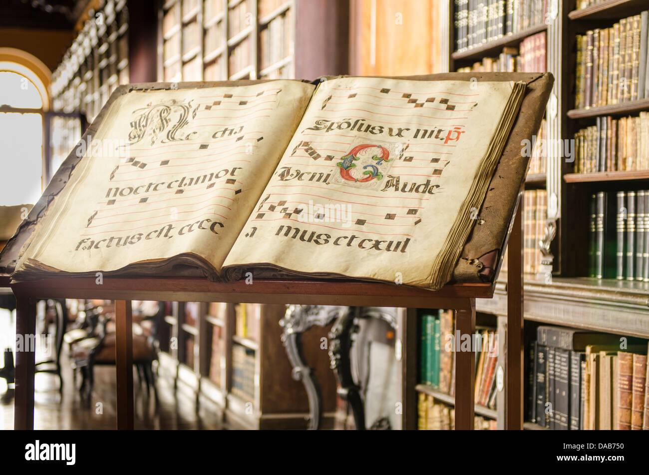 Livre d'Amérique latine dans la bibliothèque de l'Église catholique romaine et le couvent de Santo Domingo, Lima, Pérou. Banque D'Images