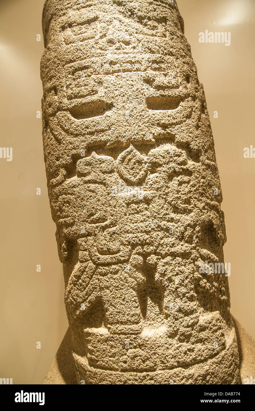 Précolombien Inca Inca anciens pétroglyphes reliefs sur tablette de pierre stela art artefact dans le Musée Larco, Lima, Pérou. Banque D'Images