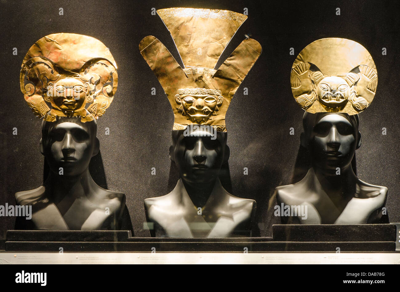 Ornement ornement d'or pré-colombien inca têtes adresse objets archéologiques art art art Larco Museum, Lima, Pérou. Banque D'Images