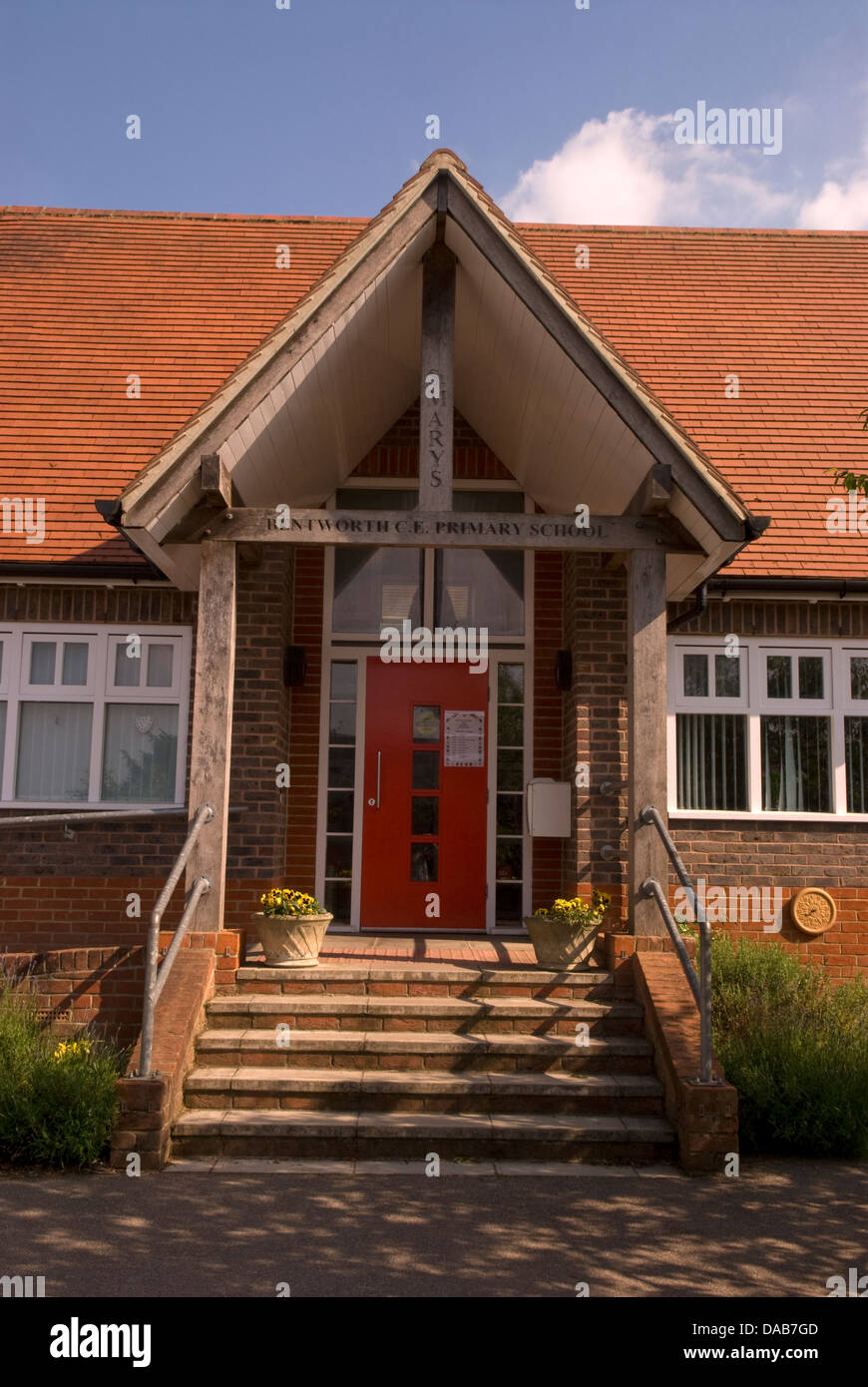 Vue extérieure de St Mary's c.e. l'école primaire, bentworth, près de Alton, Hampshire, Royaume-Uni. Banque D'Images