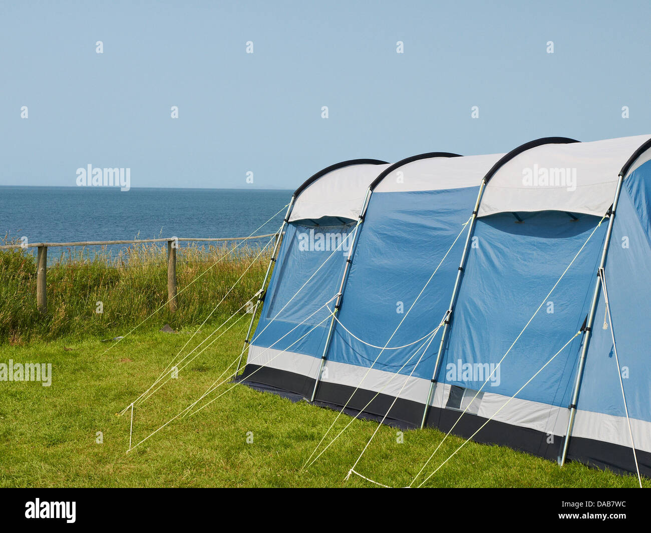 Tente bleue sur le camping en bord de mer avec vue sur la mer Banque D'Images