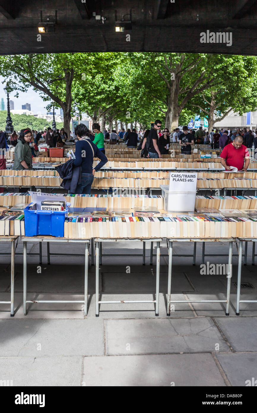 Marché du livre de seconde main en vertu de Waterloo Bridge, South Bank, Londres, Angleterre, Royaume-Uni Banque D'Images