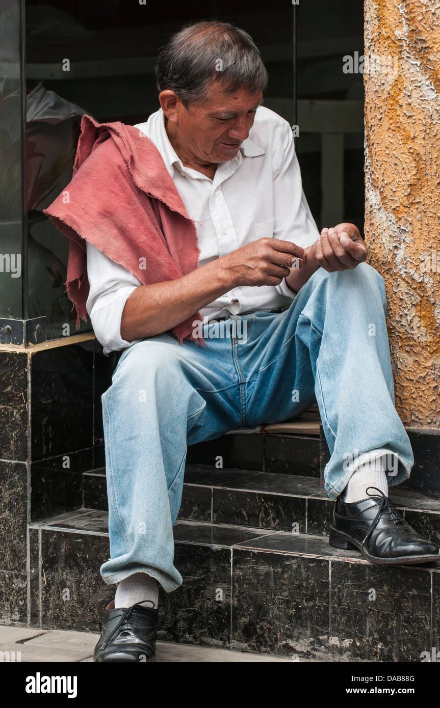 Inca Inca homme assis sur les marches des escaliers scène de rue trottoir centre-ville de Trujillo, au Pérou. Banque D'Images