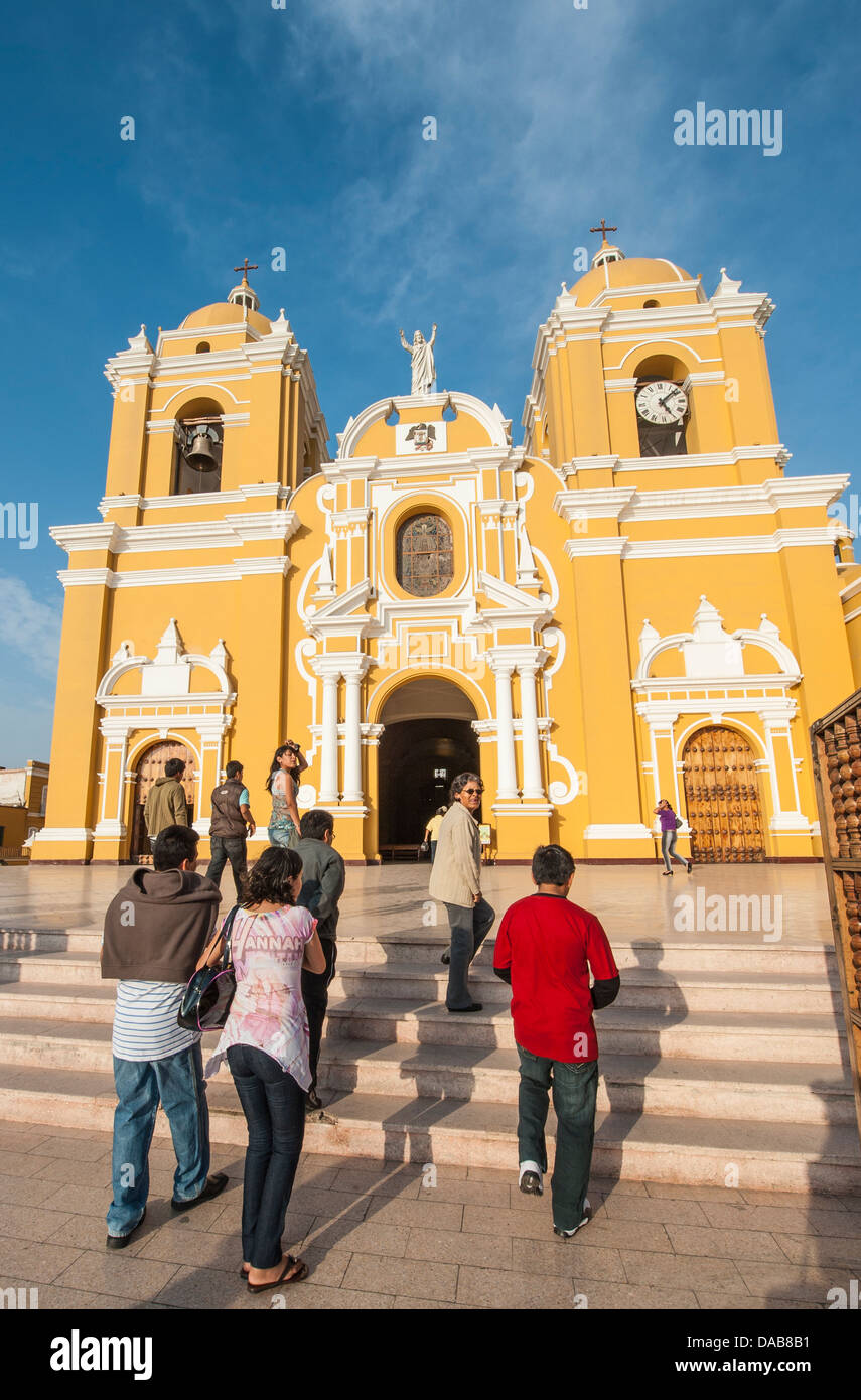 Le clocher du 17ème siècle et clocher de la cathédrale de Trujillo église catholique, Trujillo, Pérou. Banque D'Images