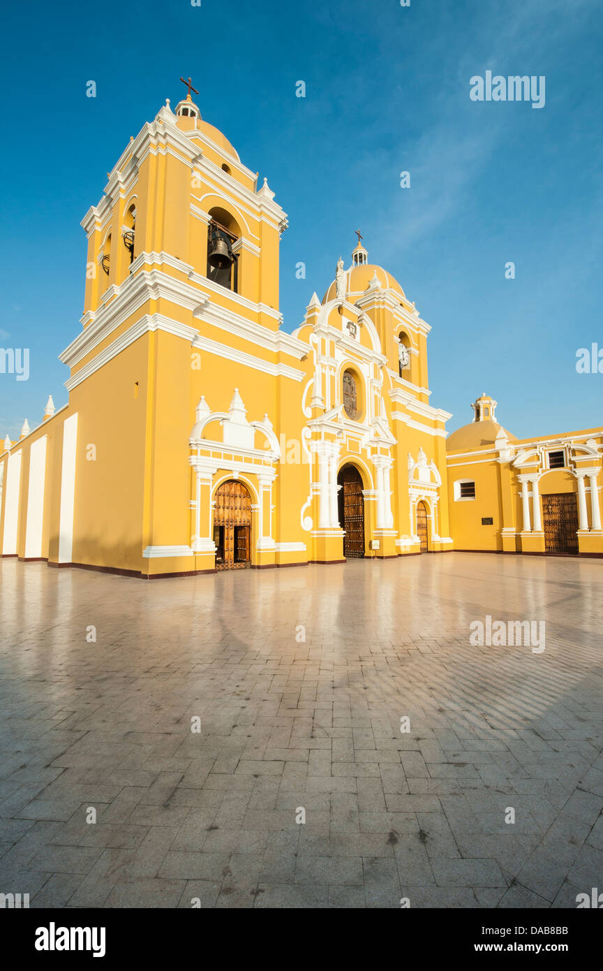 Le clocher du 17ème siècle et clocher de la cathédrale de Trujillo église catholique, Trujillo, Pérou. Banque D'Images