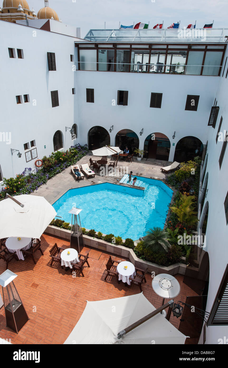 Piscine de l'Hôtel Libertador, centre-ville de Trujillo, au Pérou. Banque D'Images