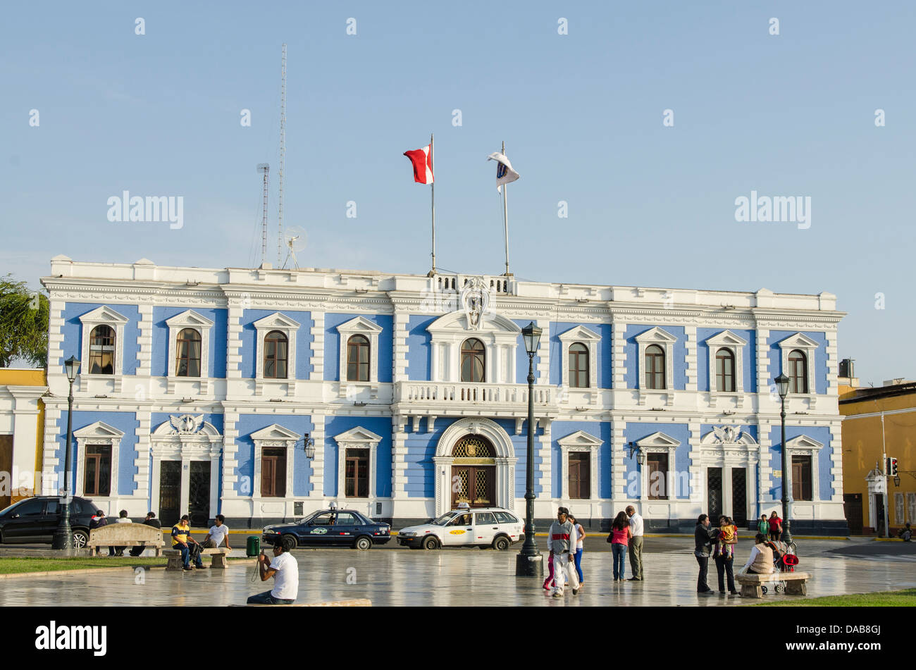 Les bureaux municipaux d'architecture espagnole coloniale ouvragée bâtiment en face de la Plaza de Armas, Trujillo, Pérou. Banque D'Images