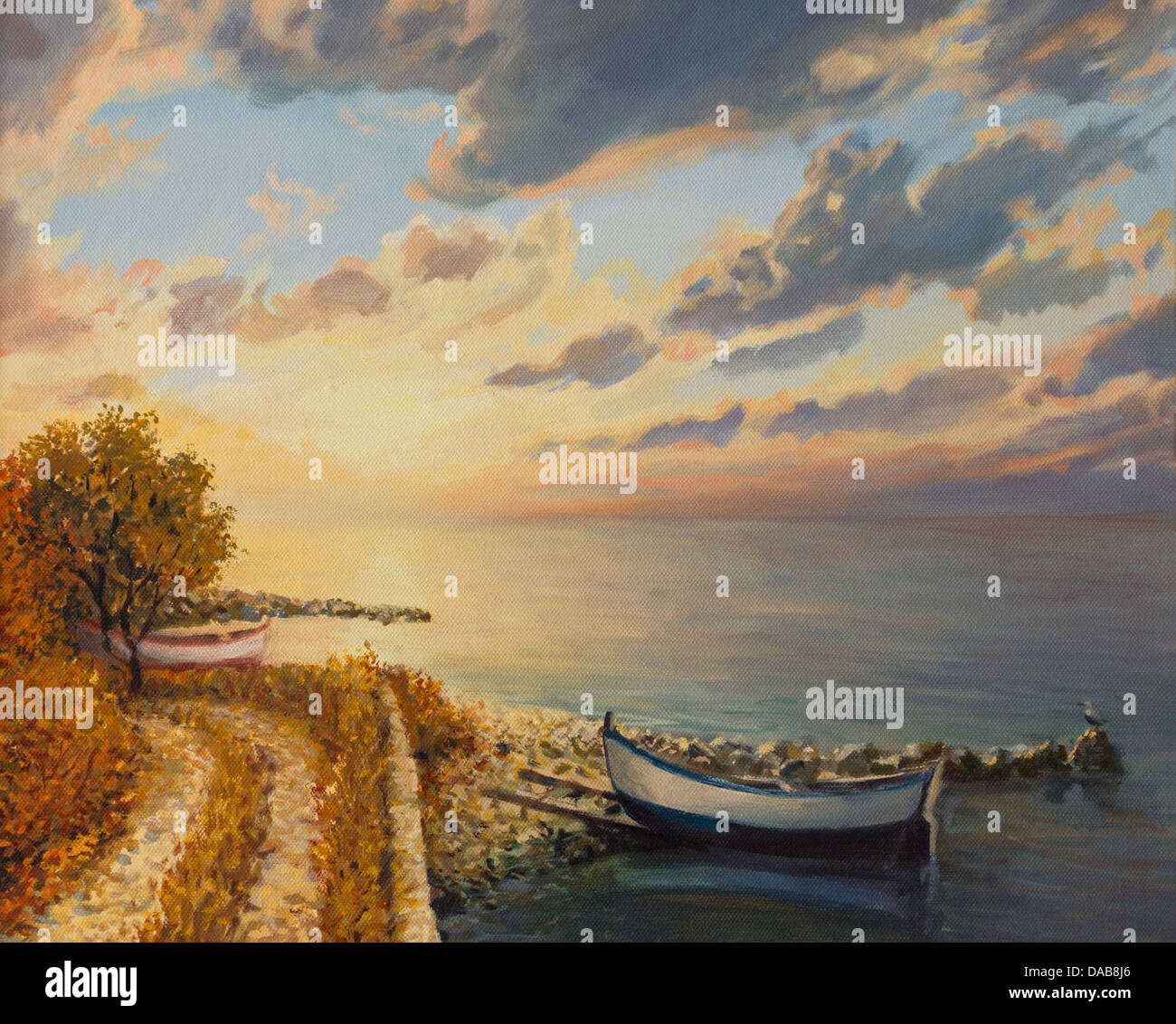 Une peinture à l'huile sur toile d'une couleur romantique lever du soleil par la mer avec un bateau flottant sur une surface de l'eau tranquille. Banque D'Images