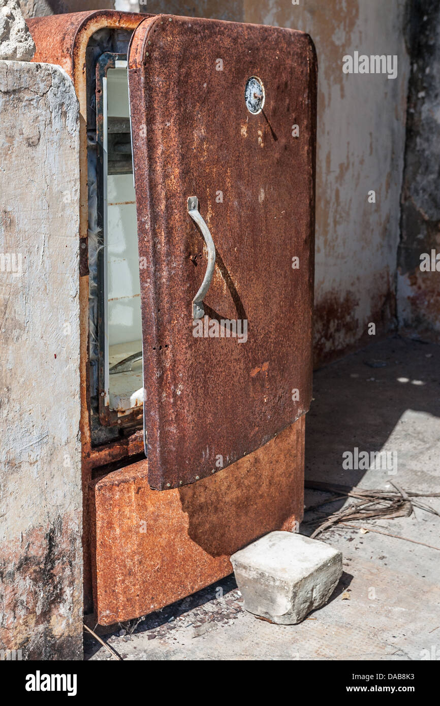 Vieux réfrigérateur rusty et abandonné Banque D'Images