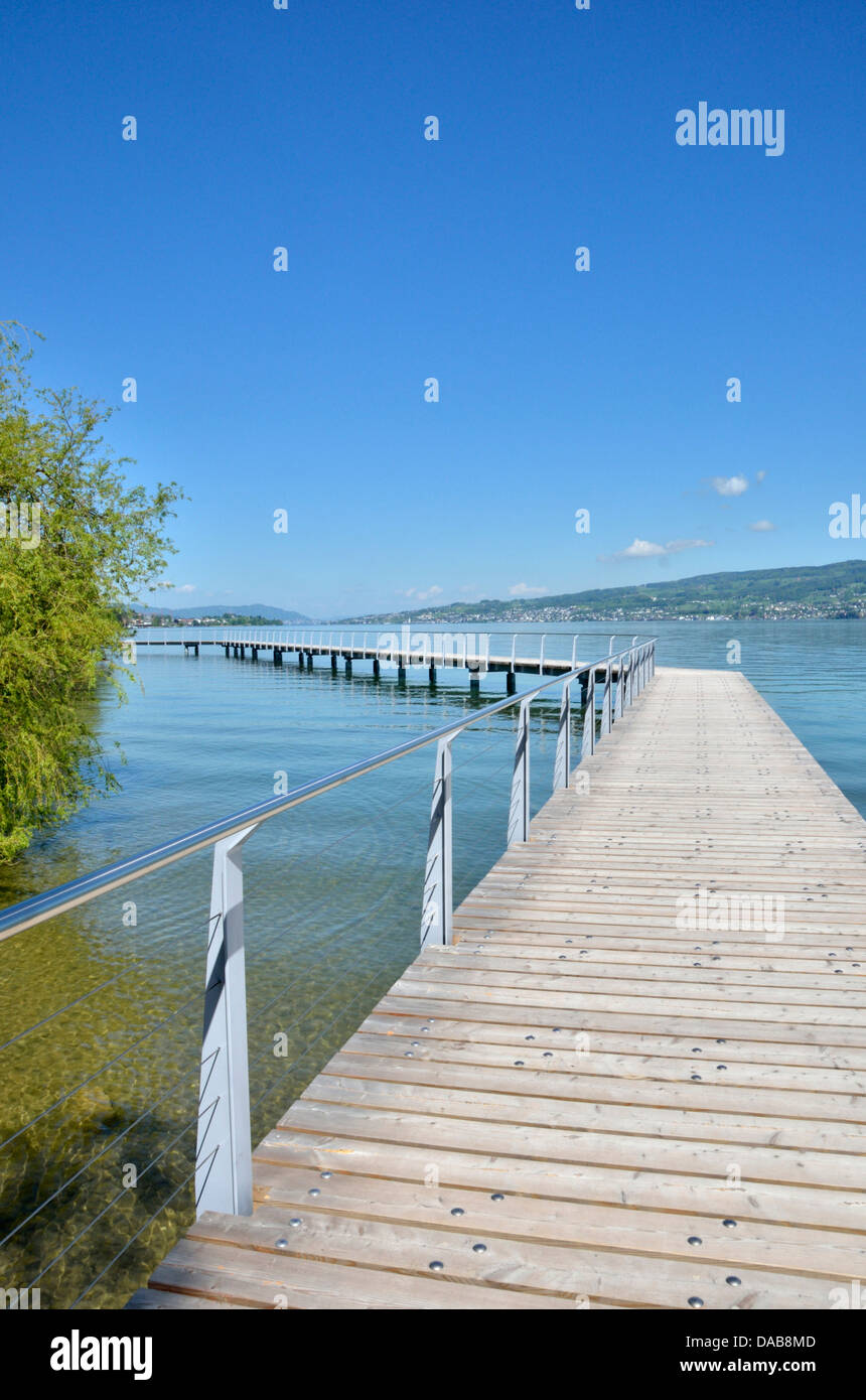 Pont-jetée en bois sur le lac de Zurich, près de Wädenswil, Suisse Banque D'Images