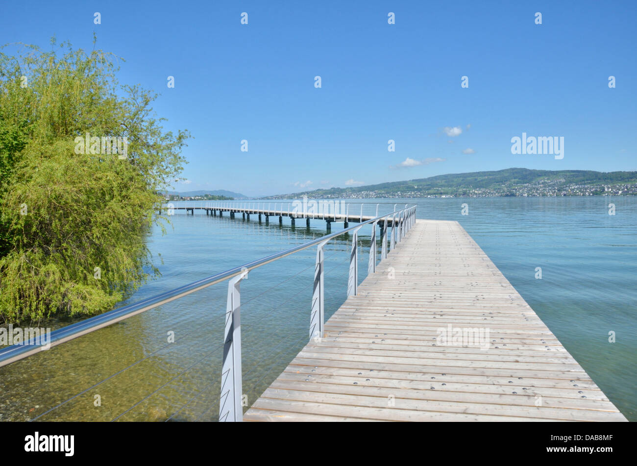 Pont-jetée en bois sur le lac de Zurich, près de Wädenswil, Suisse Banque D'Images