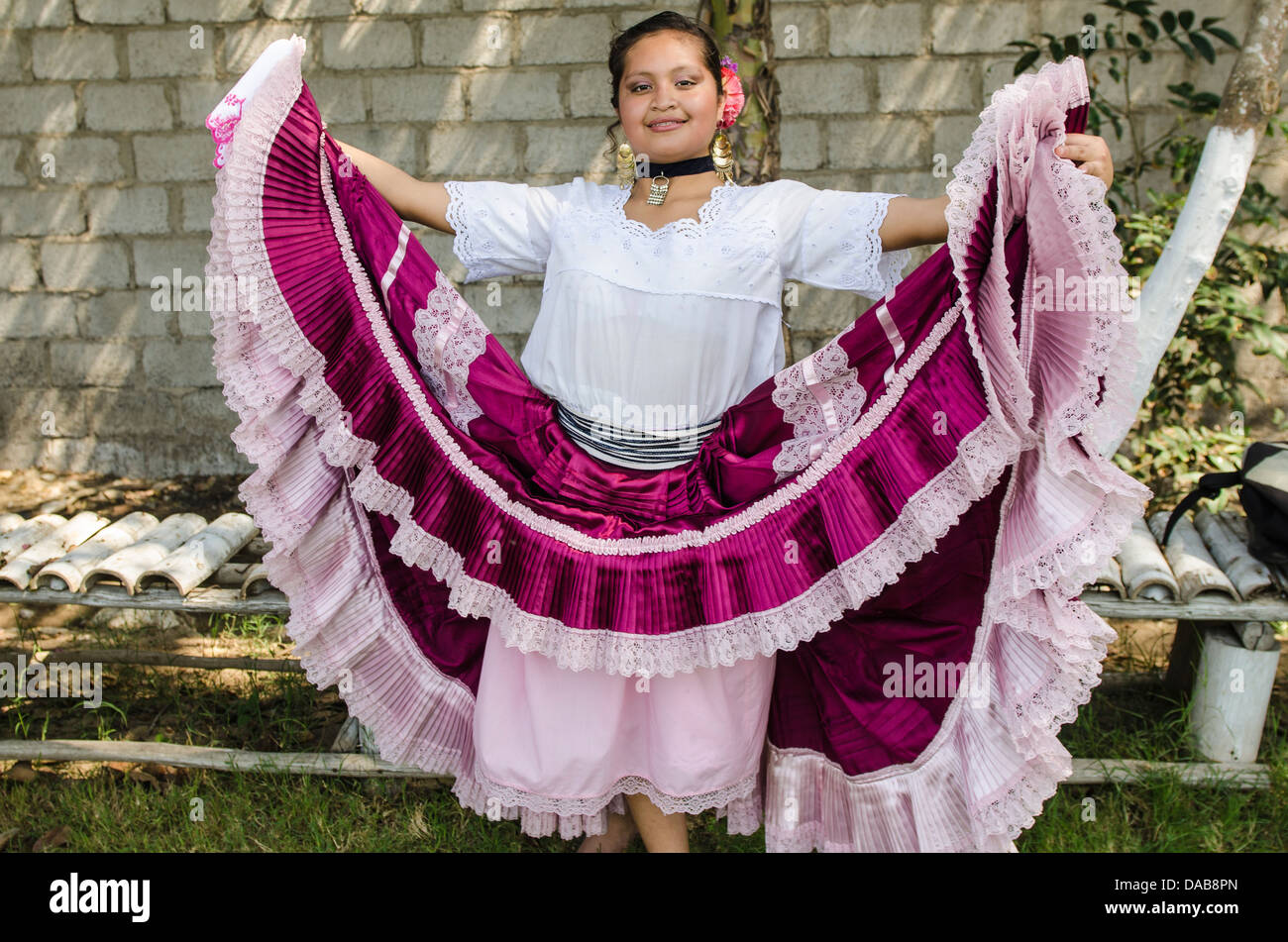 Une jeune femme danseuse Marinera inca inca typique de danse traditionnelle péruvienne à Trujillo, Pérou. Banque D'Images