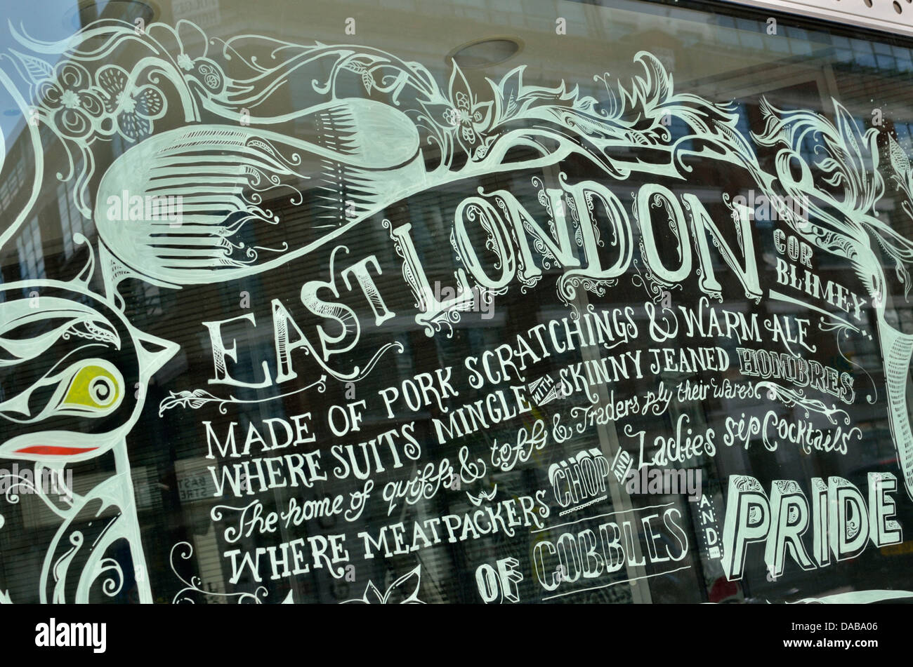 Une inscription célébrant l'Est de Londres sur une vitrine, London, UK Banque D'Images