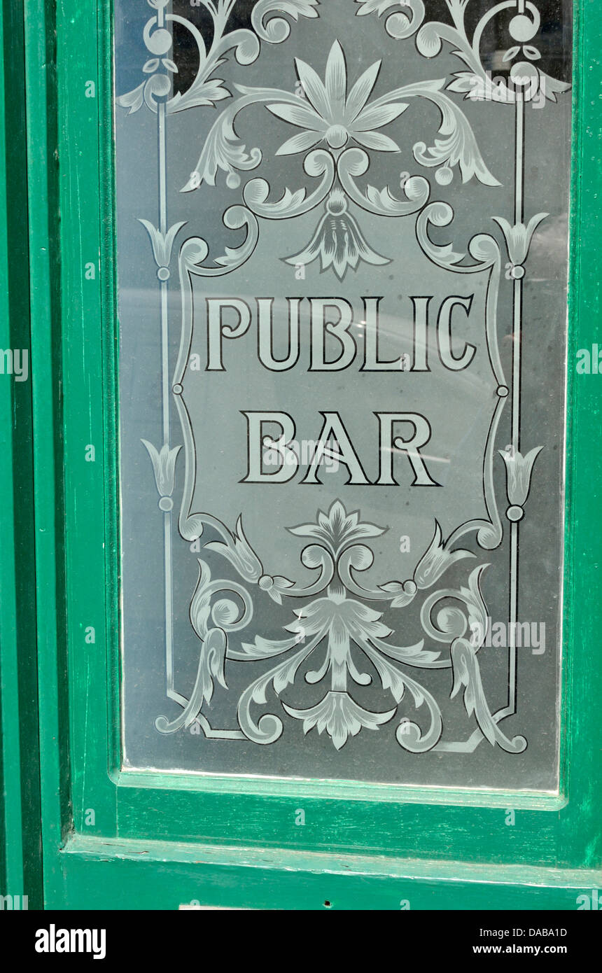 Bar Public signe sur la porte de verre dans un pub britannique Banque D'Images