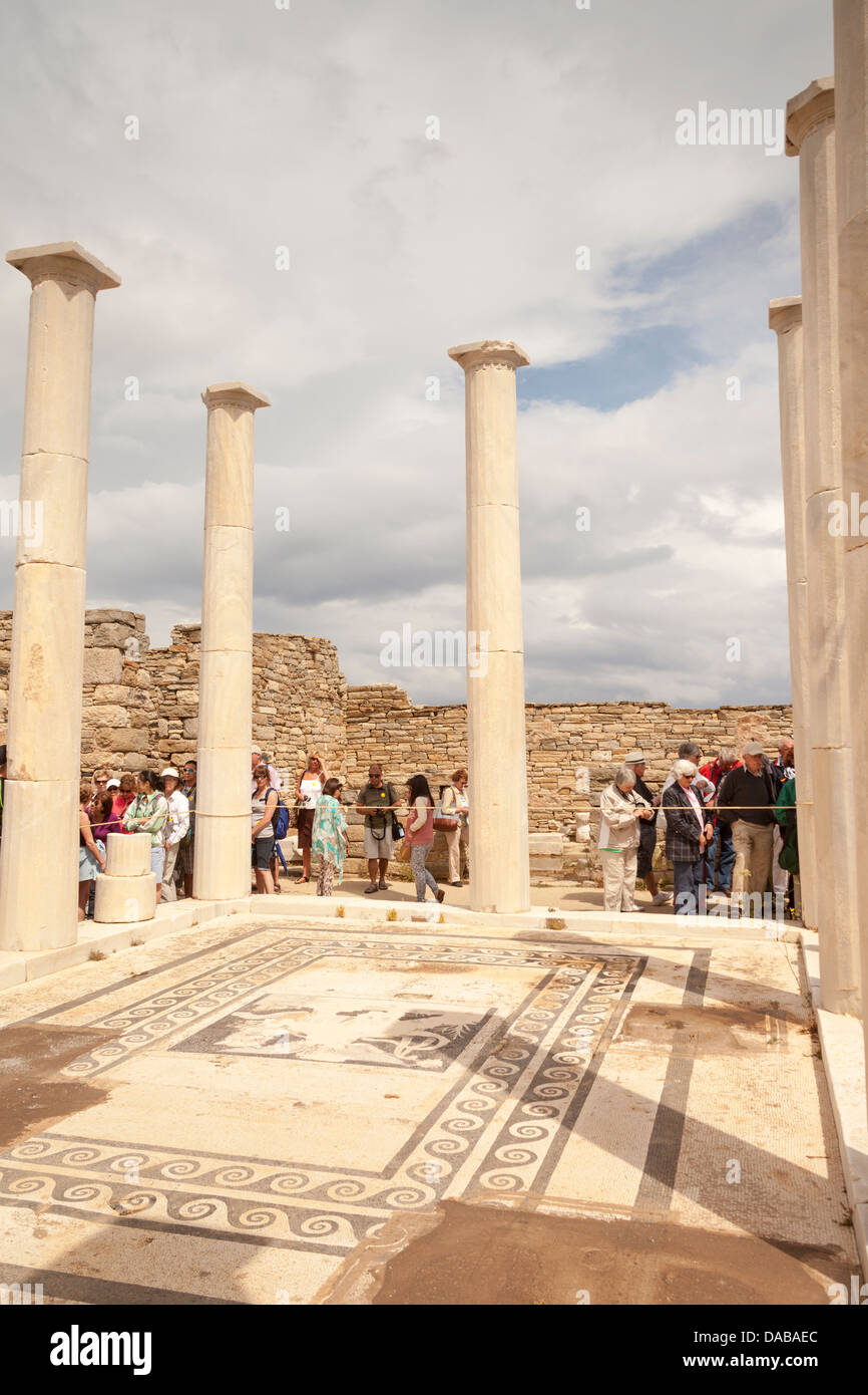 Les touristes visitant Maison de Dionysos, Site archéologique de Delos, Delos, près de Mykonos, Grèce Banque D'Images