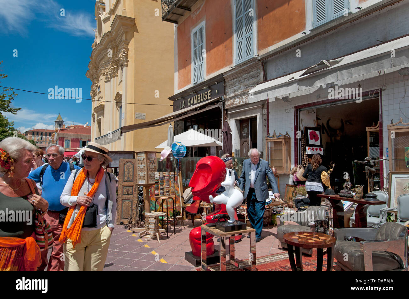 Marché aux puces de Nice swap bric à brac antiquités dans le Cours Saleya French Riviera Cote d'Azur Banque D'Images