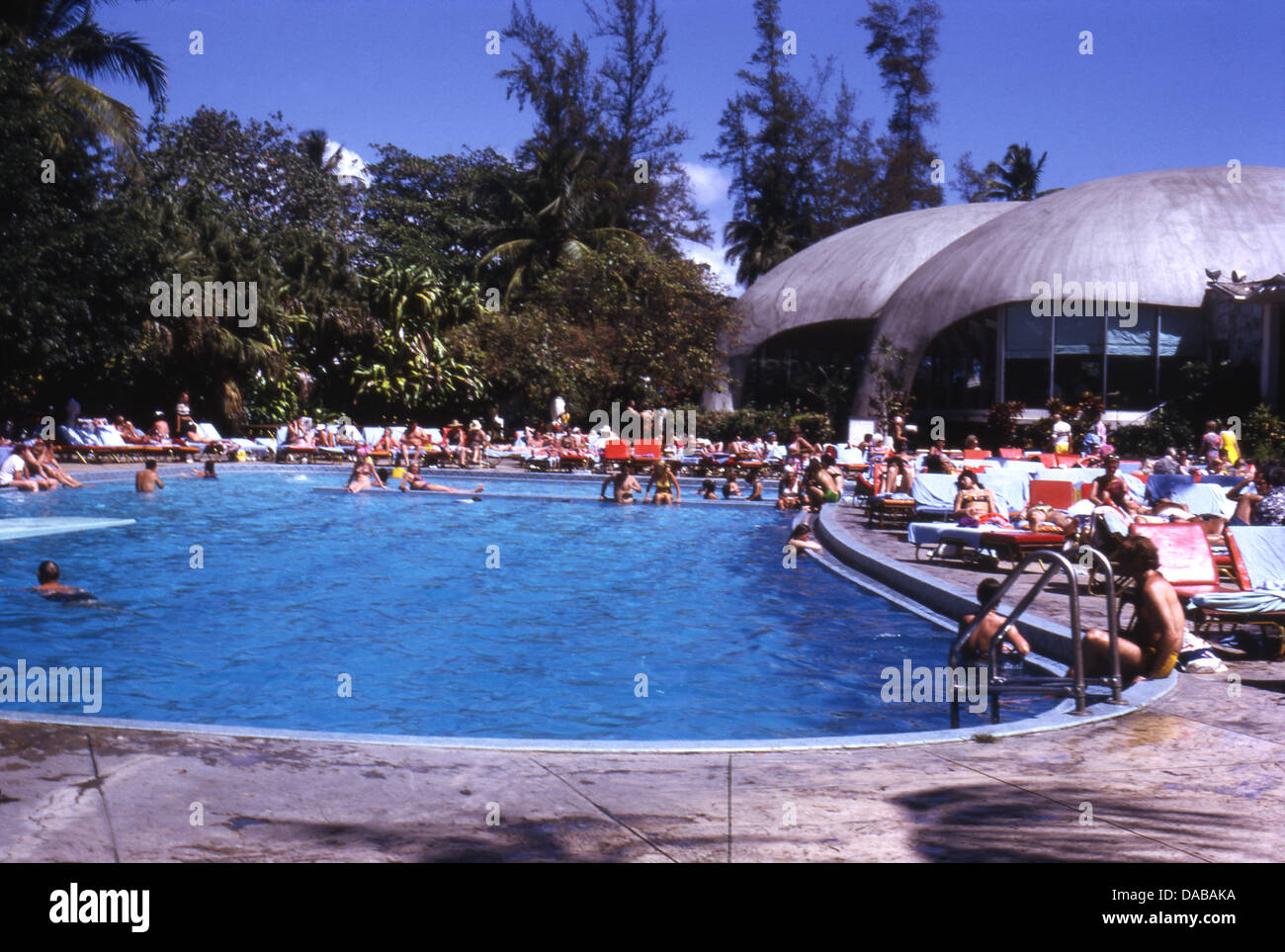 Mars 1973 vintage photo, piscine à l'hôtel El San Juan, Puerto Rico. Banque D'Images