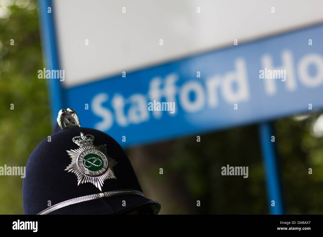 Un agent de police de Staffordshire- casque seulement, pas d'identification des visages - à l'entrée ( sur voie publique ) à l'hôpital de Stafford Banque D'Images