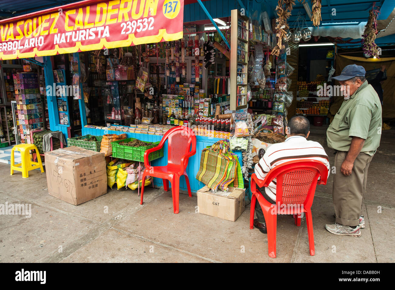 Les marchandises sèches shop stand stand stand commercial du vendeur dans le marché local du marché central à Chiclayo, Pérou. Banque D'Images